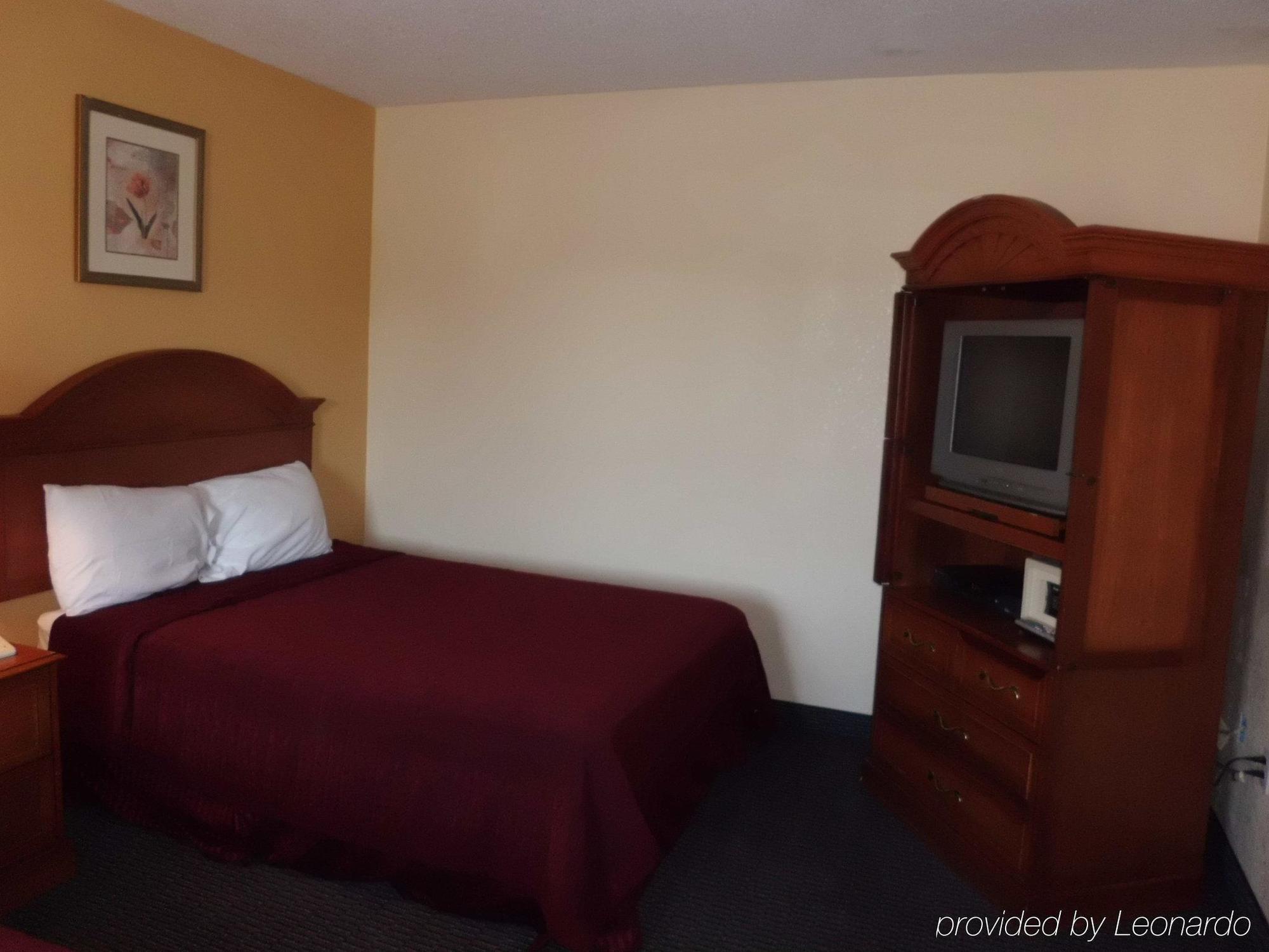 Americas Best Value Inn-Савана Стая снимка